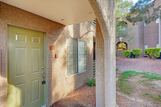 Foto del edificio - BEAUTIFUL 1 BEDROOM, 1 BATH CONDO!