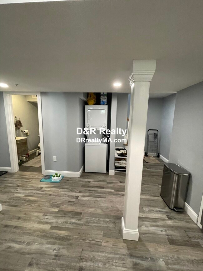 Building Photo - 303 Beacon St
