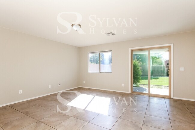 Building Photo - Fall in love with this 5 bedroom, 3 bathro...