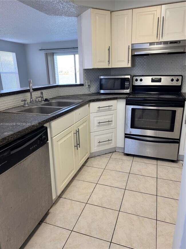 Foto del edificio - 3405 NW 44th St