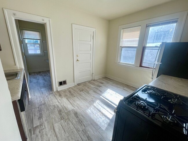 Foto del edificio - 2570 N Murray Ave