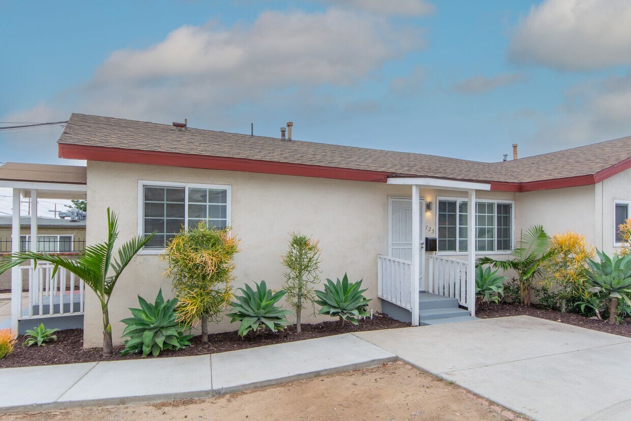 Foto principal - Refreshed 2 Bed/1 Bath Single Family Home ...