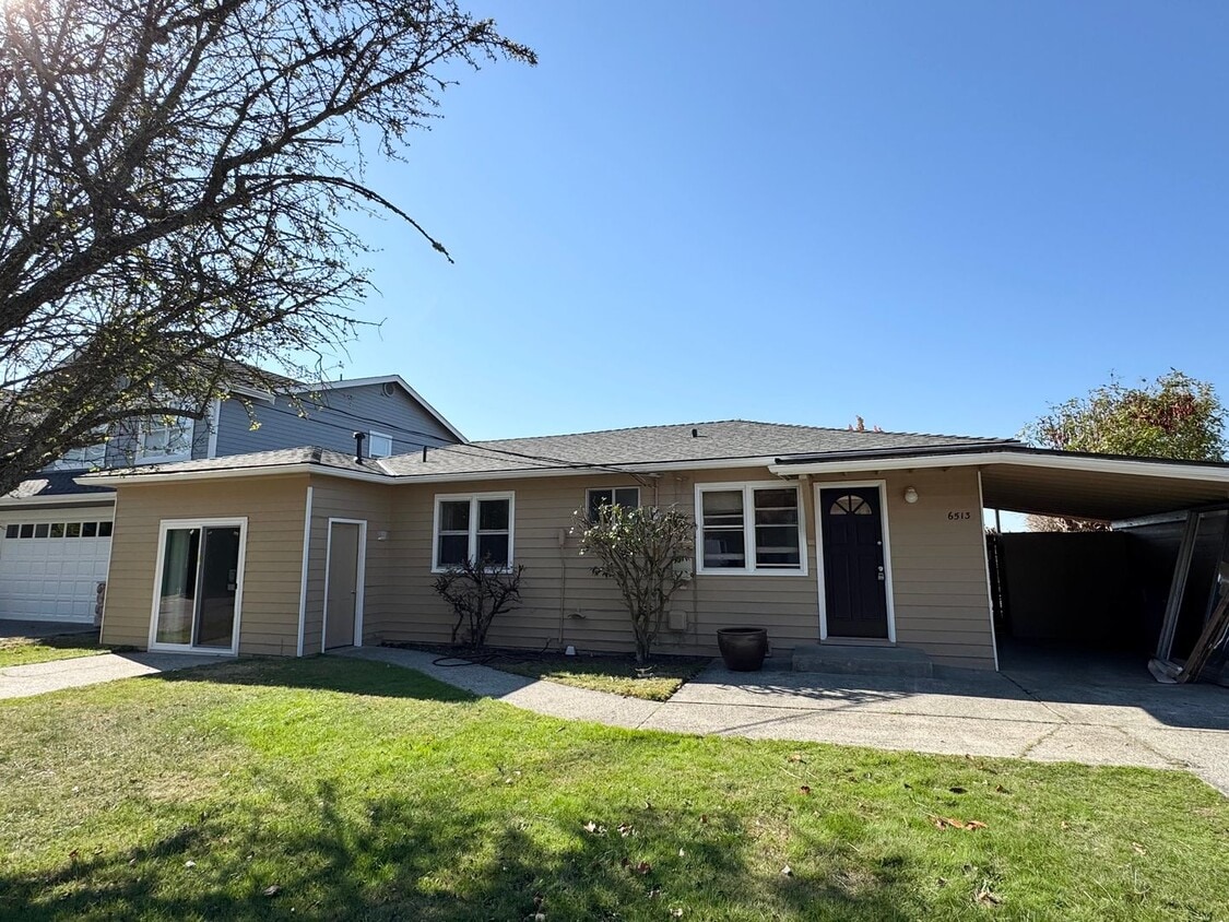 Foto principal - Charming Kirkland two bedroom one bath bun...