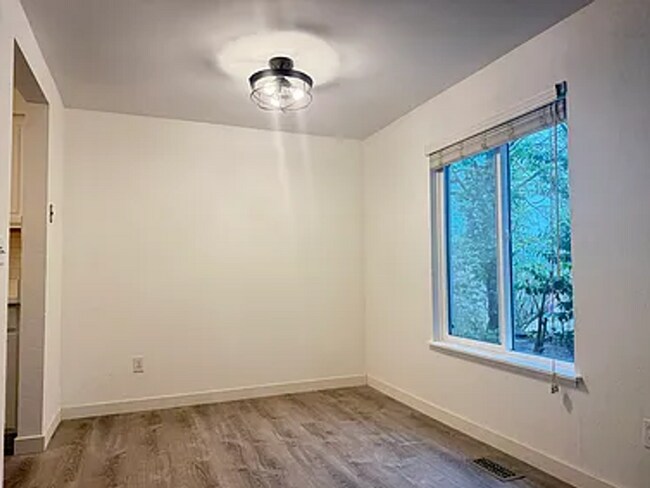 Foto del edificio - Updated Bellevue Condo with Rare 2 Reserve...