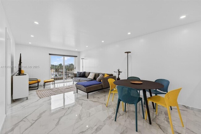 Foto del edificio - 8250 Byron Ave