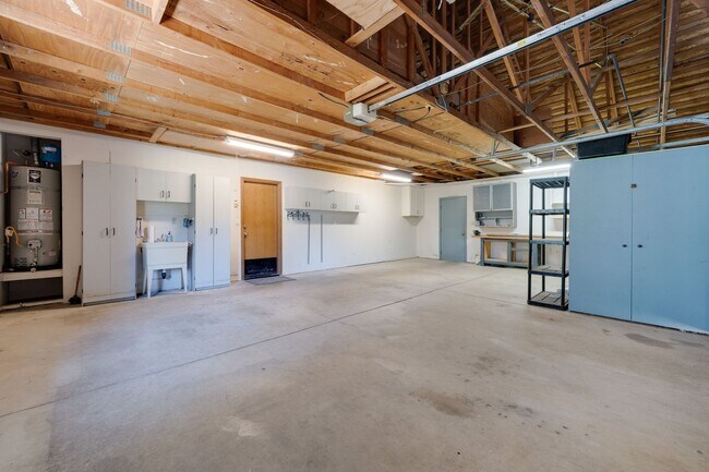Foto del edificio - Bright and Stylish 4BD/2BA Home with 3 Car...