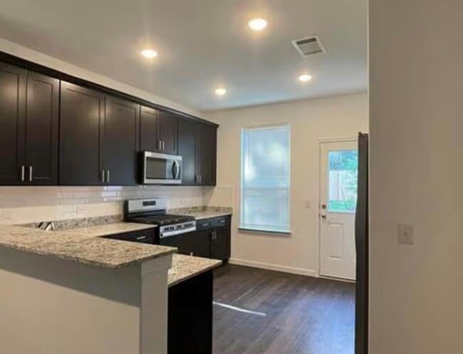 Building Photo - 10565 Pineland Dr