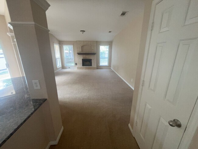 Foto del edificio - AVAILABLE NOW!