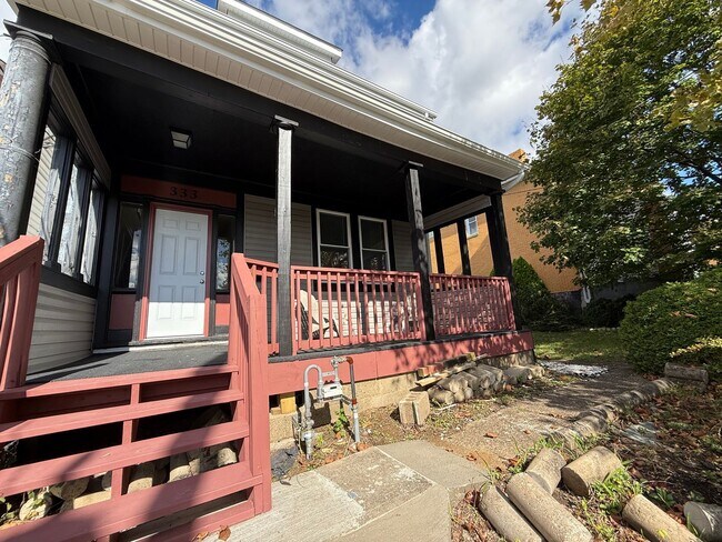 Foto del edificio - Updated 3BR 1.5 bath house with office/ of...