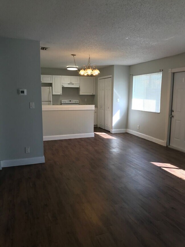 Building Photo - 2 br, 1 bath House - 205 E TIFFANY DR #1