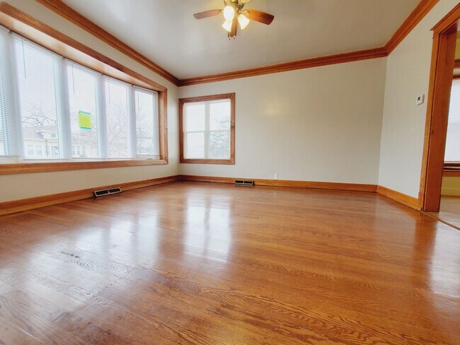 Building Photo - 4 Bed 2 Bath Home!
