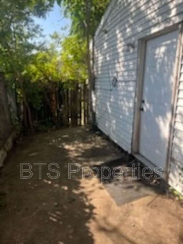 Building Photo - 1221 E Moneta Ave