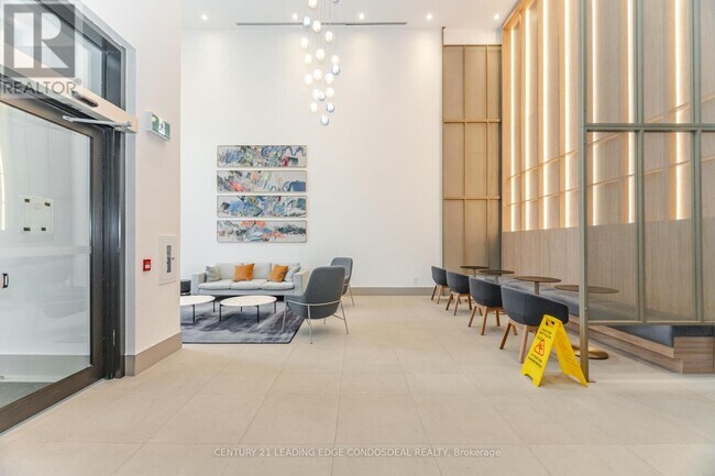 Photo du bâtiment - 430-4430 Square One Dr