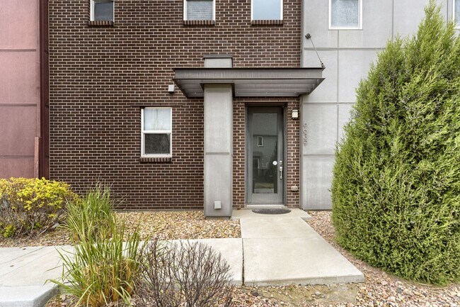 Foto del edificio - Modern End-Unit Townhome in Desirable Midtown