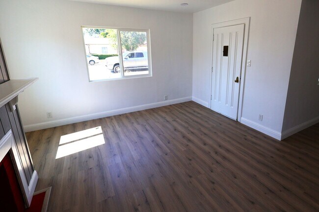 Foto del edificio - Updated and Stunning 2 Bedroom 1 Bathroom ...