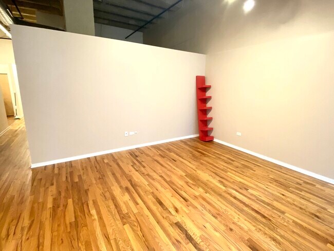 Foto del edificio - 1645 W Ogden Ave