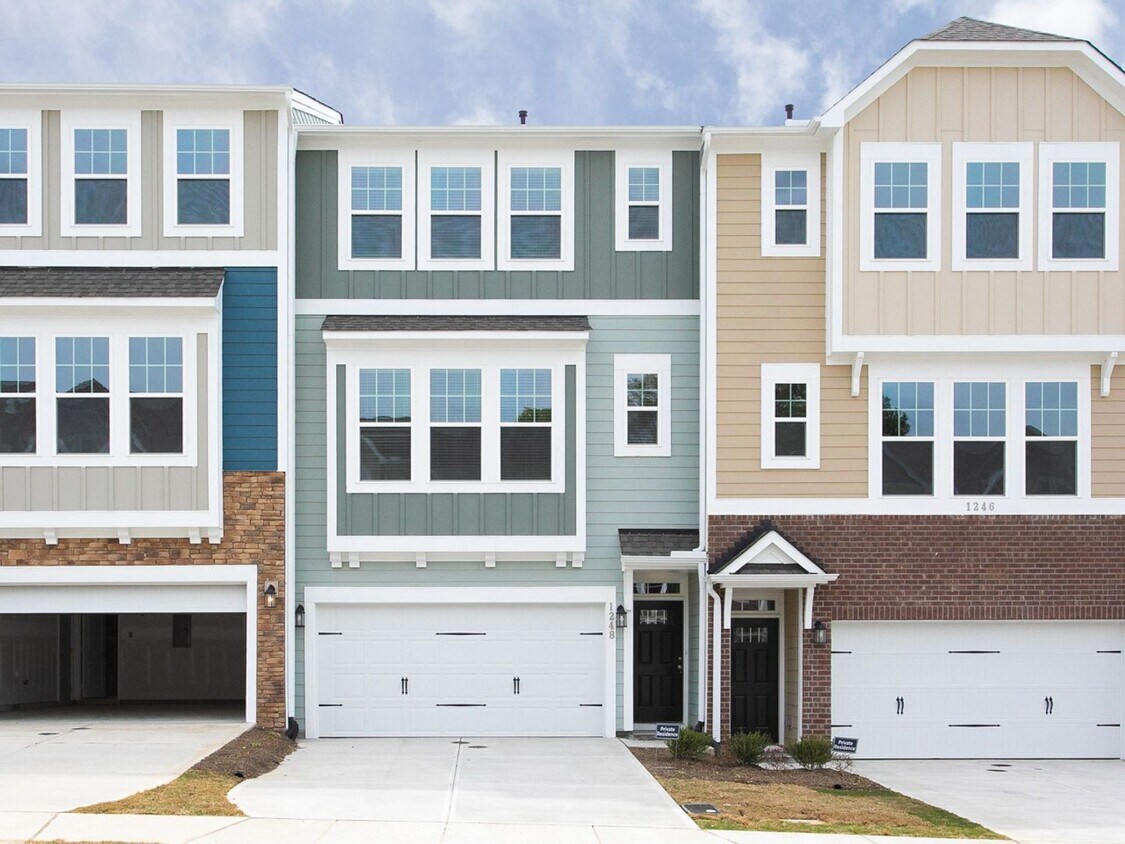 Foto principal - Gorgeous Townhome With Loads of Amenities ...
