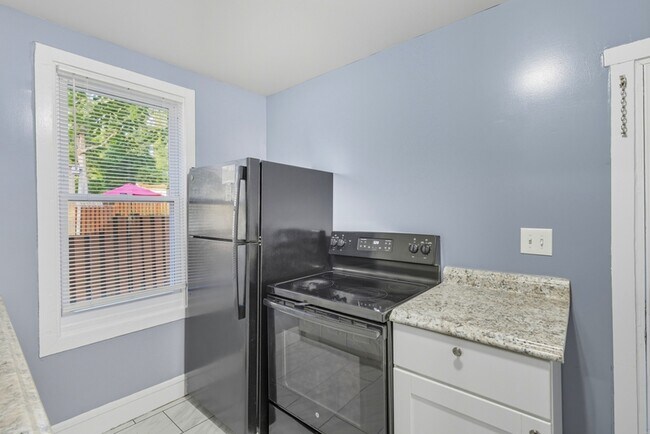 Foto del edificio - 5821 Royal Oak Ave