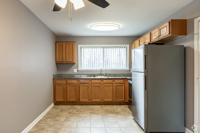 2BR, 1BA - 850SF - North Royal Oak Apartments