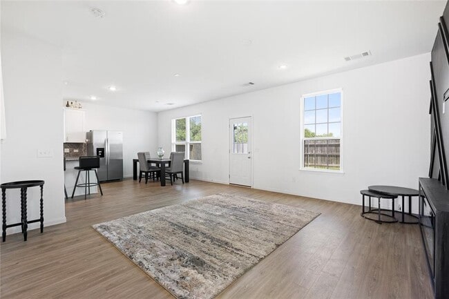 Foto del edificio - 7323 Heath Knl Ln