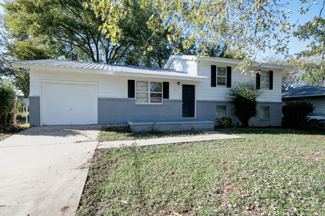 Primary Photo - 611 Dawson Terrace NW