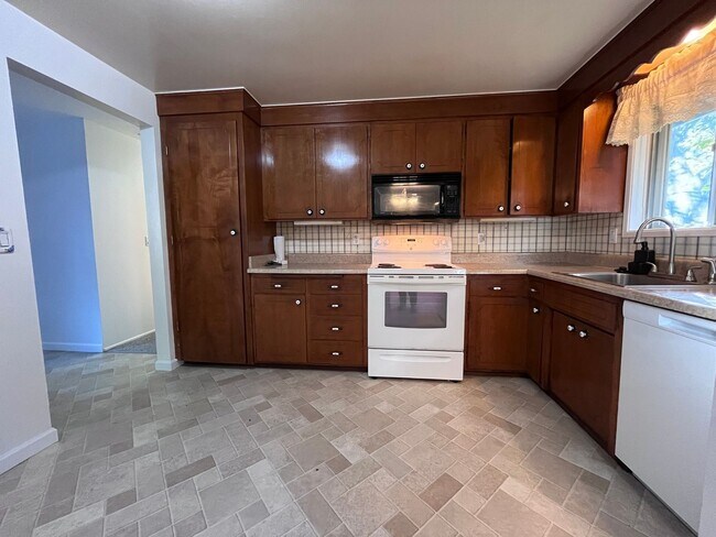 Building Photo - Wonderful Rambler in Federal Way
