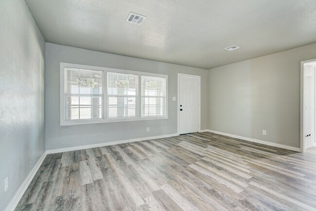 Building Photo - Move-In Ready! Beautifully Updated Home with Easy I-40 Access!