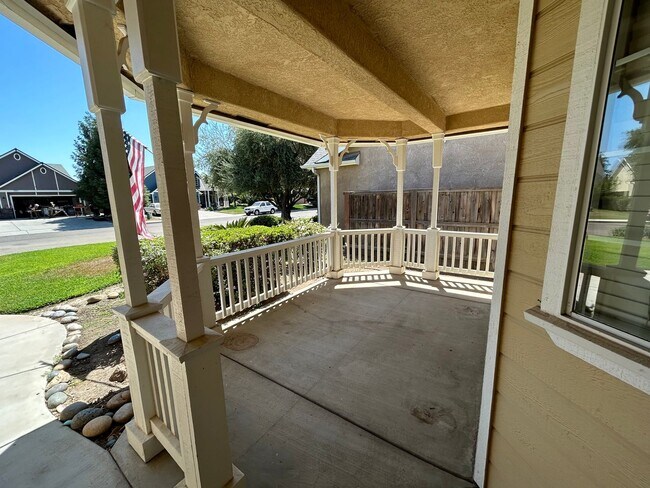 Building Photo - 5032 W Modoc Ave