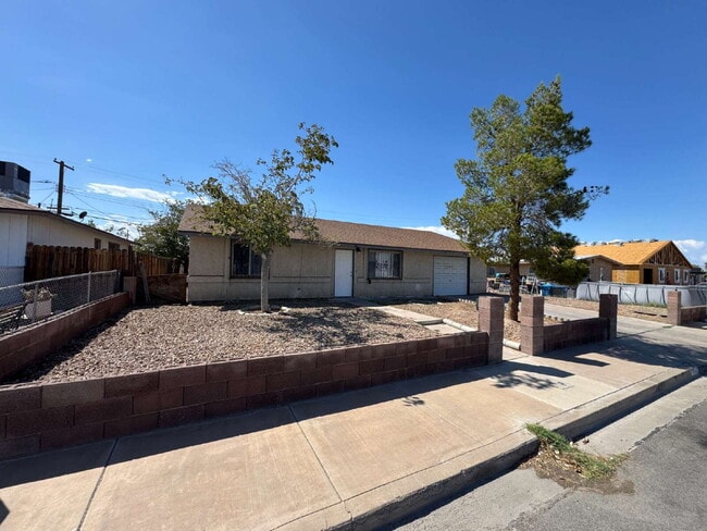 Building Photo - 2 bedroom 2 bath Single Story located in H...