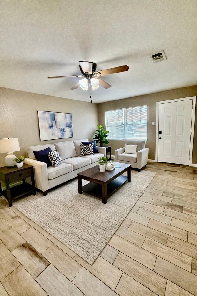 Foto del edificio - 7225 Hummingbird Ln