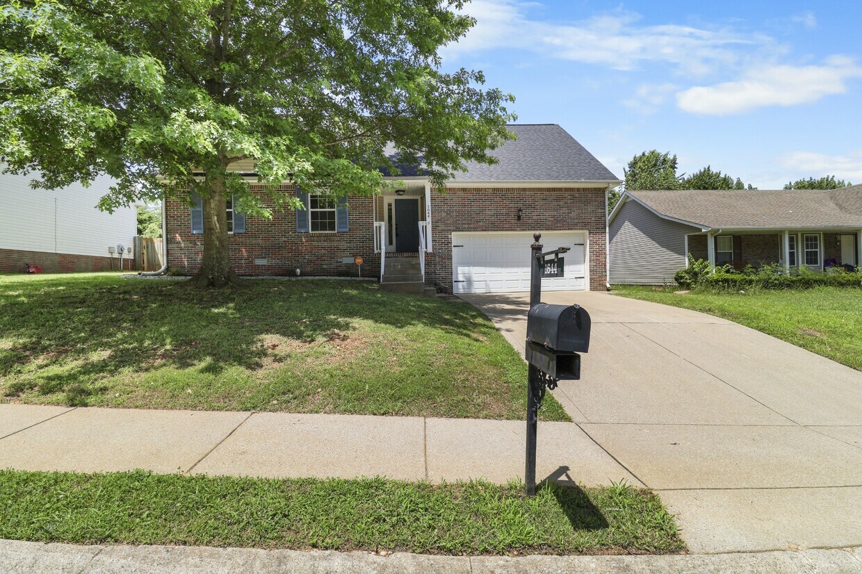 Primary Photo - 1644 Cedar Springs Cir