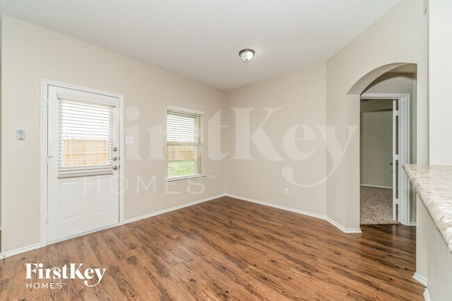 Building Photo - 313 Plum Dr
