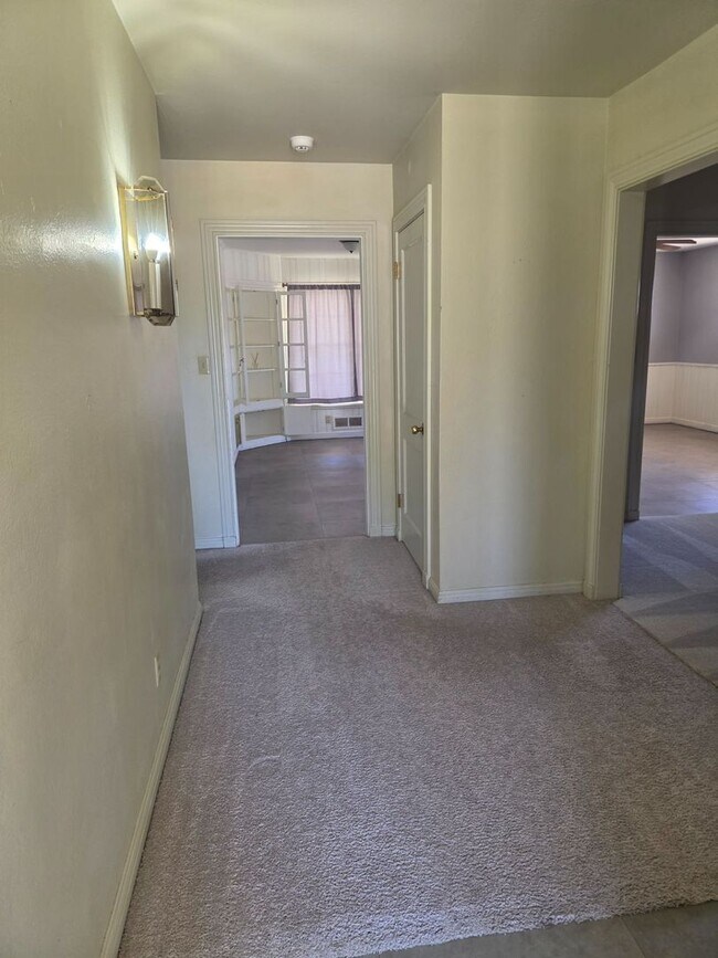 Foto del edificio - Large Three Bedroom Home