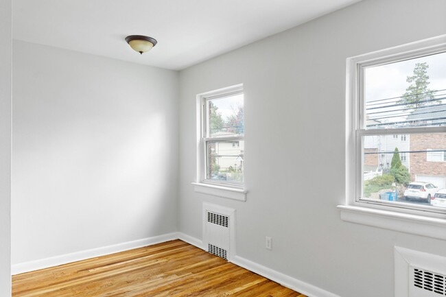 Building Photo - Larchmont Manor