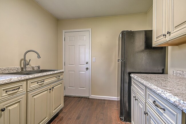 Foto del edificio - 214 Taylor Ave