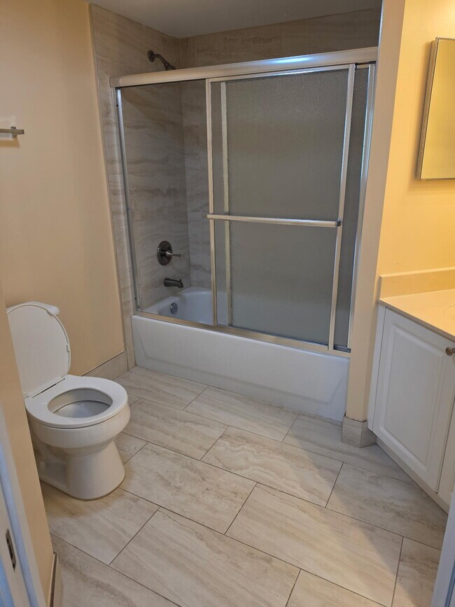 Foto del edificio - 700 Crestwood Ct S