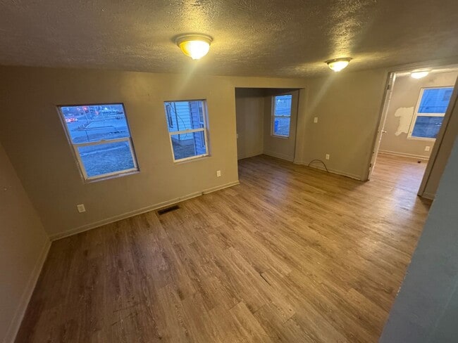 Building Photo - Ranch duplex for Rent - 3 bedroom / 1 bathroom Peoria Heights 61616