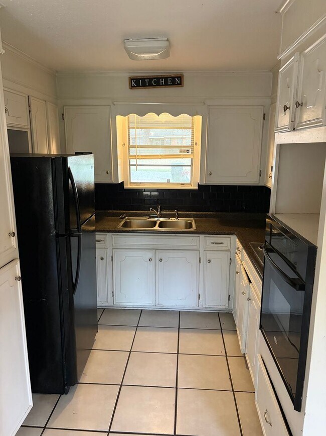 Building Photo - Updated 3 Bedroom Home in Southern Hills