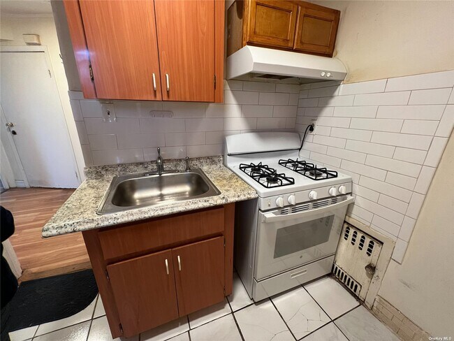 Foto del edificio - 85-27 168th Pl