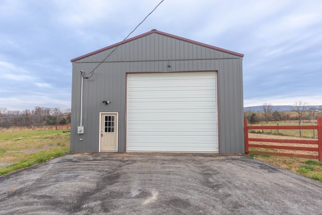 Foto principal - 1 bed, 1 bath, Apartment in Charles Town, WV