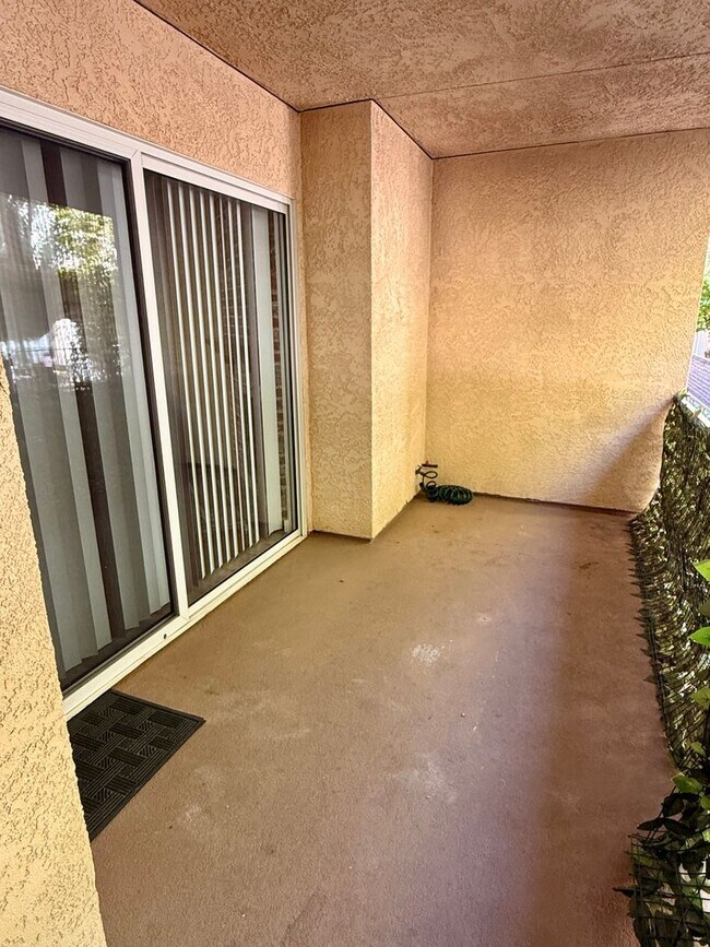 Foto del edificio - Updated 3-Bedroom Tri-Level Condo w/Bonus Room, Laundry & Garage in Prime Chatsworth!