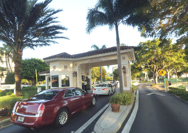 Gated community - 1100 Saint Charles Pl