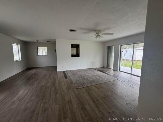Building Photo - 141 SE Bonita Ct