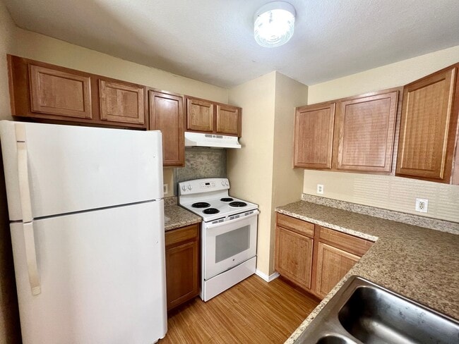 Building Photo - *COMING SOON* Great Location! 3 Bedroom Home Near Shopping & Dining!