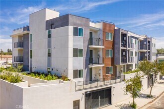 Building Photo - 12147 Magnolia Blvd