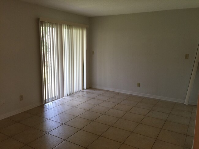 Building Photo - Great 1 Bedroom in Shalimar Waterfont Comm...