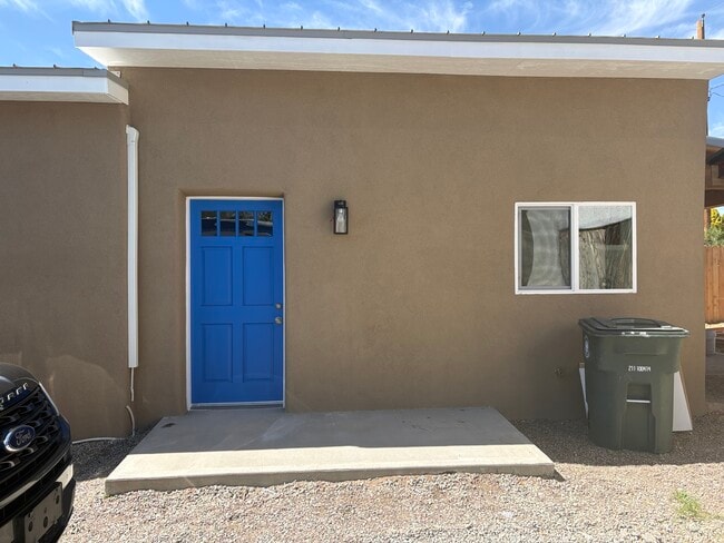 Building Photo - 1709 Espinacitas St