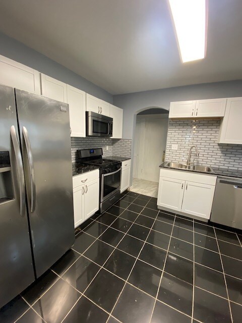 Building Photo - 2411 E Genesee St