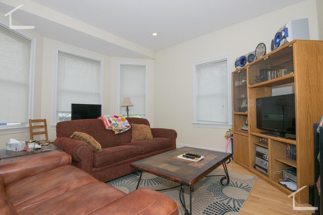 Primary Photo - Modern Top Floor 3-bed 2-bath Packard's Co...