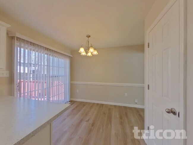 Foto del edificio - 7120 Idlewild Brook Ln